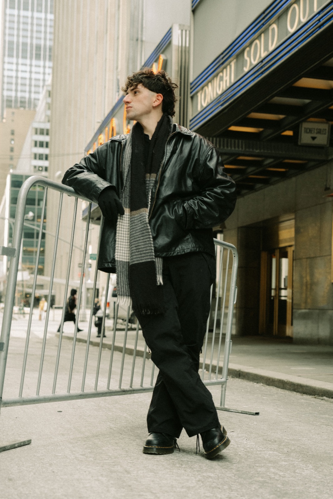 Martín Calvo en Nueva York, junto a la marquesina de un teatro, con chaqueta de cuero negra