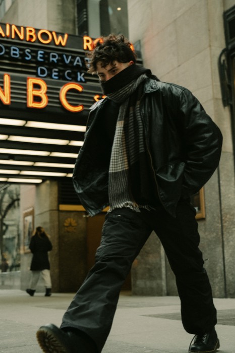 Martín Calvo caminando por una calle de Nueva York
