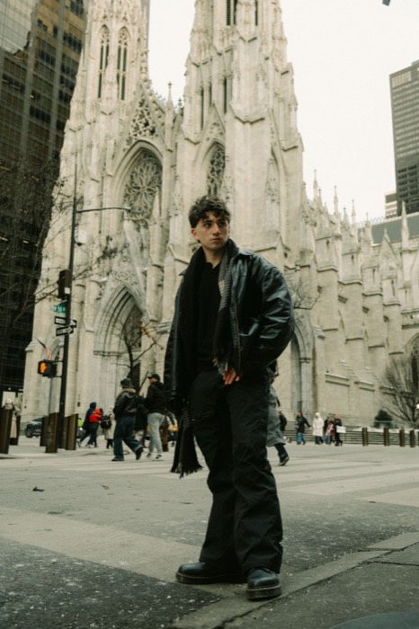 Martín Calvo en Nueva York frente a una catedral