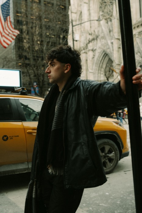 Martín Calvo en Nueva York junto a un taxi amarillo