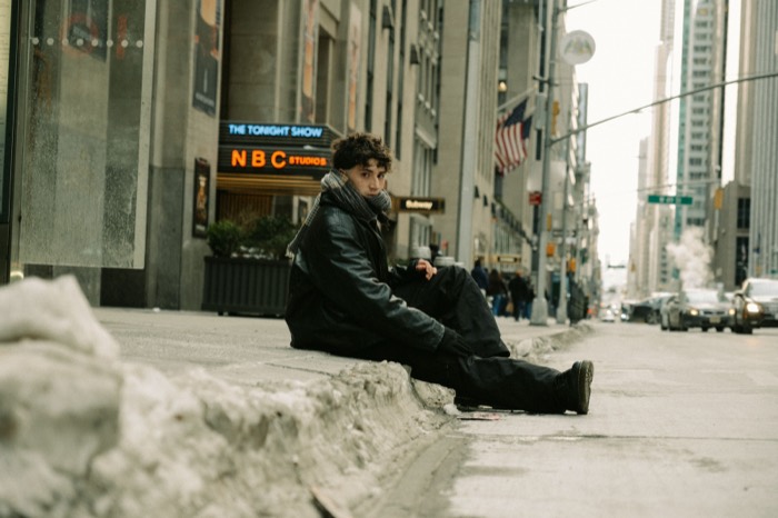 Martín Calvo sentado en una calle de Nueva York